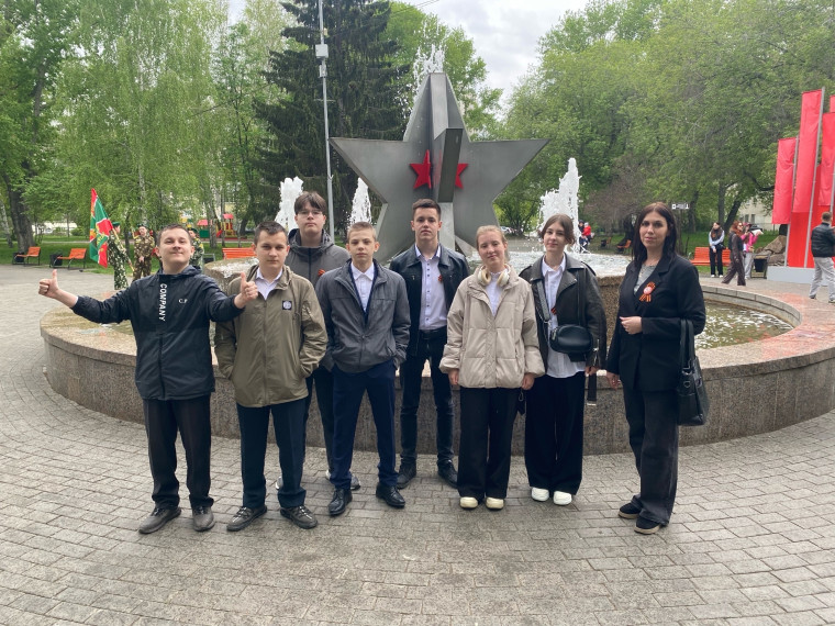 В акции «Победный май» в Парке Победы приняли участие старшеклассники школы.